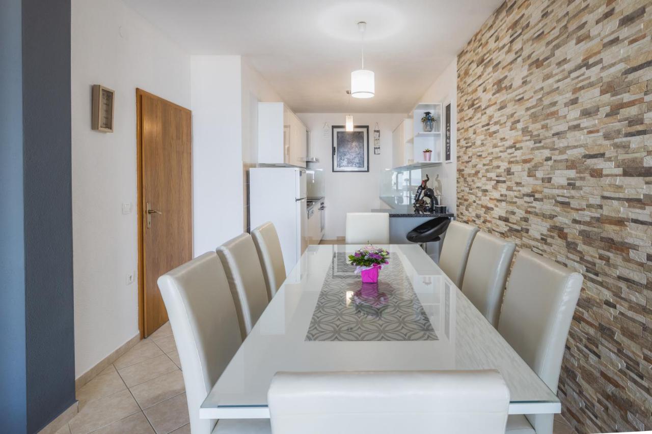Dany - Free Parking Apartment Makarska